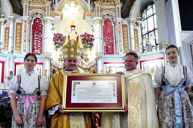 Bp Roman Pindel i ks. kustosz Sebastian Rucki prezentują nowy dekret.