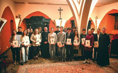 Wspólne zdjęcie byłych i nowo powołanych radnych z duszpasterzami. 