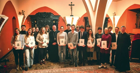 Wspólne zdjęcie byłych i nowo powołanych radnych z duszpasterzami. 