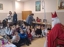 Najmłodsi spotkali się  ze św. Mikołajem. 