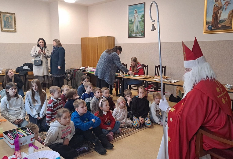 Najmłodsi spotkali się  ze św. Mikołajem. 