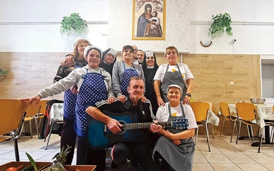 Wspólnota Kuchni św. Brata Alberta tuż przed wspólnym Różańcem i obiadem dla potrze- bujących.