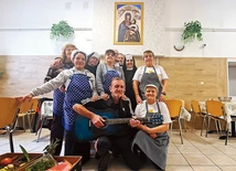 Wspólnota Kuchni św. Brata Alberta tuż przed wspólnym Różańcem i obiadem dla potrze- bujących.