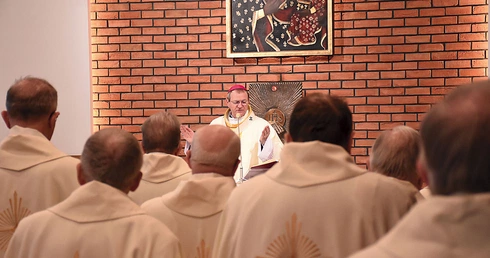 Kapłani sprawowali liturgię w kaplicy pw. Ośmiu Błogosławieństw w caritasowskim ośrodku.