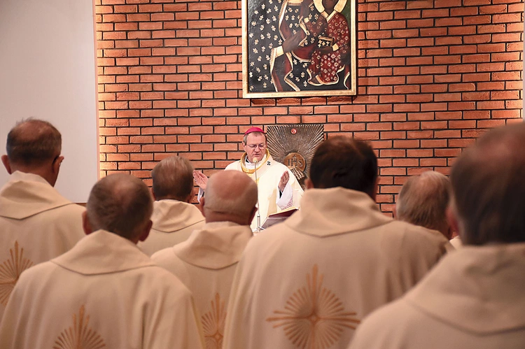 Kapłani sprawowali liturgię w kaplicy pw. Ośmiu Błogosławieństw w caritasowskim ośrodku.