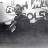 3 maja 1980 r. Dariusz Kobzdej przemawia podczas manifestacji przed pomnikiem Jana III Sobieskiego w Gdańsku. Niedługo później zostanie brutalnie pobity  przez funkcjonariuszy SB i aresztowany.