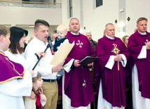 Opiece Maryi zawierzyły się m.in. parafialne rodziny. 