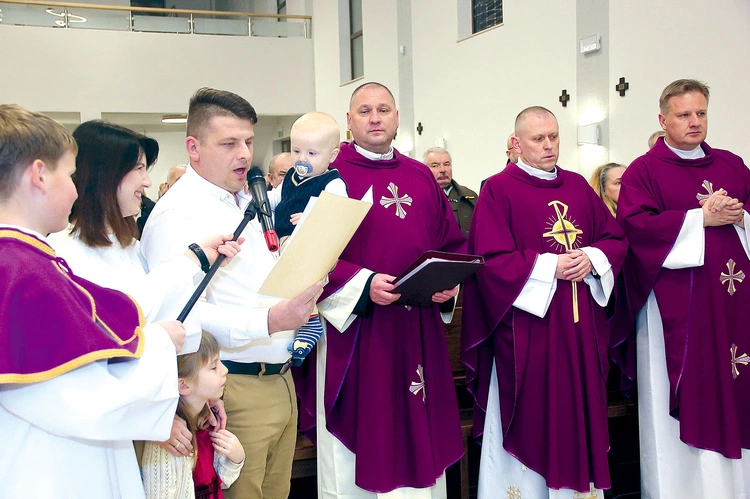 Opiece Maryi zawierzyły się m.in. parafialne rodziny. 