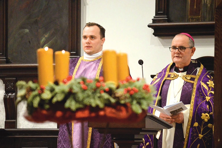  Metropolita katowicki życzył zebranym, aby oczekując na przyjście Pana, wsłuchiwali się w życiodajne słowo Boga.