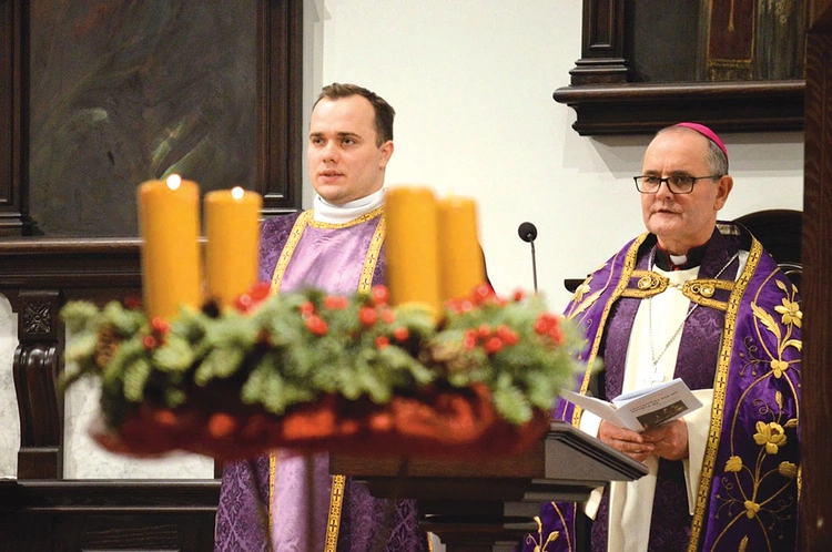  Metropolita katowicki życzył zebranym, aby oczekując na przyjście Pana, wsłuchiwali się w życiodajne słowo Boga.