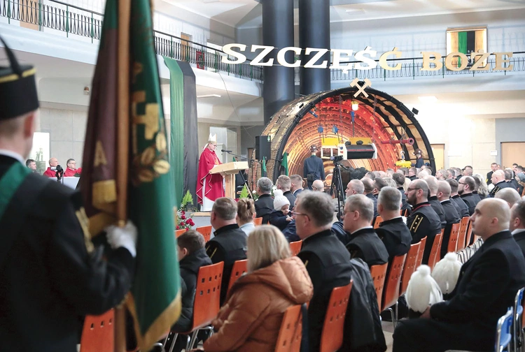– W imieniu nas wszystkich, a szczególnie całej społeczności tej kopalni, dziękujemy Ci za ten ostatni rok, za wszystkie nasze górnicze sprawy, Twoją troskę i opiekę – modlił się, dziękując  św. Barbarze, metropolita katowicki.