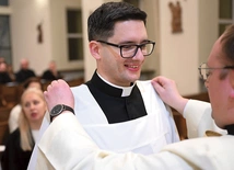 Poradzić sobie ze strojem duchownym pomagają klerykom starsi koledzy.