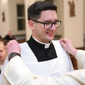 Poradzić sobie ze strojem duchownym pomagają klerykom starsi koledzy.