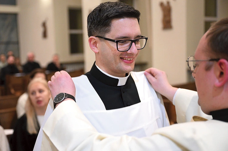 Poradzić sobie ze strojem duchownym pomagają klerykom starsi koledzy.