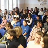  Laureaci konkursu wypełnili aulę  SP im. św. Franciszka  z Asyżu.