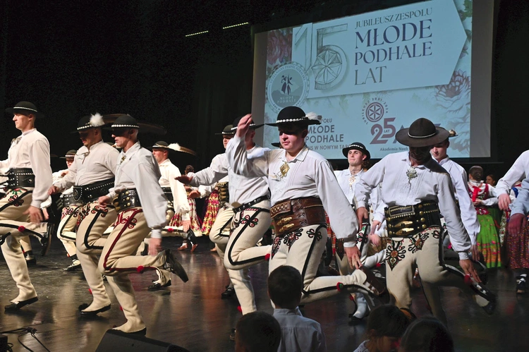  Taniec zbójnicki wykonują perfekcyjnie.