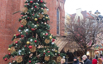  Wydarzenie tradycyjnie inauguruje rozświetlenie  miejskiej choinki.