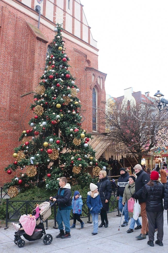  Wydarzenie tradycyjnie inauguruje rozświetlenie  miejskiej choinki.