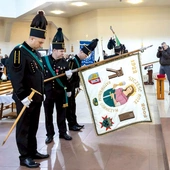 Jeden z wielu pocztów sztandarowych  obecnych na uroczystości. 