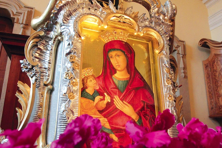 Do dzisiaj wierni wymadlają cuda przy tym wizerunku Maryi. 