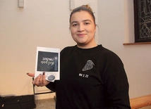 Uczestnicy otrzymali nalepki z motywacyjną ewangeliczną treścią. 