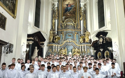  Kościół łowicki wzbogacił się  o 121 osób, które zasilą szeregi Liturgicznej Służby Ołtarza.