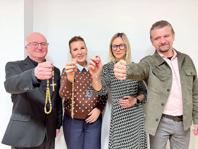 W szerokie propagowanie Żywego Różańca angażują się przedstawiciele Centrum Żywego Różańca Archidiecezji Katowickiej: (od lewej) ks. Zbigniew Kocoń, Jolanta Sienkiewicz, Dorota Kołodziejczyk i Krzysztof Rabenda.