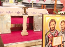 Zakrwawione relikwie były pokazywane w świątyni przez cały wieczór. 