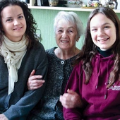  – Młodzi, którzy mnie odwiedzają, sprawiają, że samotność mniej mi dokucza – przekonuje pani Janina. Na zdjęciu z Zuzą i Julką podczas przedświątecznej akcji sprzątania. Do tematu szerzej wrócimy na: krakow.gosc.pl.