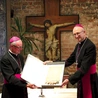 Podczas uroczystości w budynku kurii odczytano tłumaczenie dokumentów i podpisano protokół zwrotu. Biskup płocki i metropolita warszawski zaprezentowali historyczne teksty.