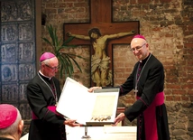 Podczas uroczystości w budynku kurii odczytano tłumaczenie dokumentów i podpisano protokół zwrotu. Biskup płocki i metropolita warszawski zaprezentowali historyczne teksty.