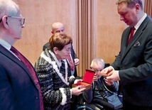 Wręczenie medalu p. Stanisławie Borzemskiej.