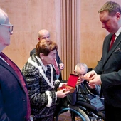 Wręczenie medalu p. Stanisławie Borzemskiej.