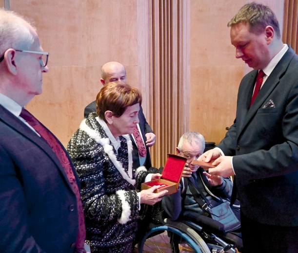 Wręczenie medalu p. Stanisławie Borzemskiej.