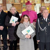 Metropolita warmiński z odznaczonymi. 