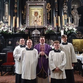 Dzień po obrzędzie  czterech alumnów (z diecezji świdnickiej i legnickiej)  wraz z rektorem seminarium  ks. Tomaszem Metelicą udało się na pielgrzymkę na Jasną Górę.