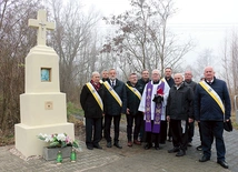 Kapliczkę poświęcił ks. Andrzej Piotrowski. W wydarzeniu uczestniczyli Rycerze Kolumba i Jan Kosiec. 