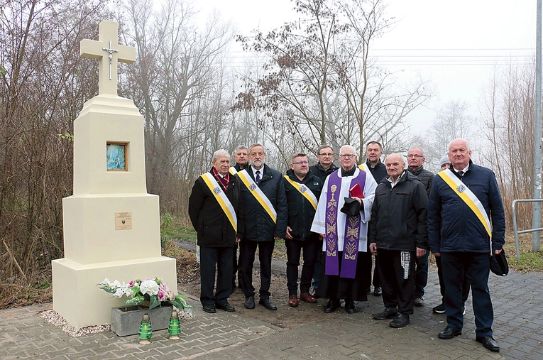 Kapliczkę poświęcił ks. Andrzej Piotrowski. W wydarzeniu uczestniczyli Rycerze Kolumba i Jan Kosiec. 