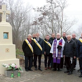 Kapliczkę poświęcił ks. Andrzej Piotrowski. W wydarzeniu uczestniczyli Rycerze Kolumba i Jan Kosiec. 