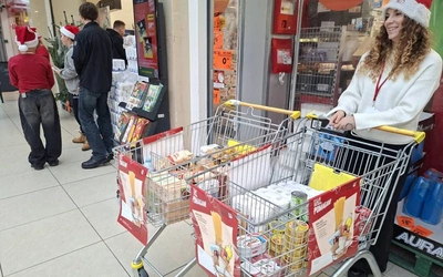 Włączając się w zbiórkę żywności Caritas, można pomóc osobom najuboższym.