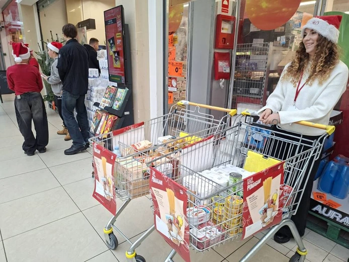 Włączając się w zbiórkę żywności Caritas, można pomóc osobom najuboższym.