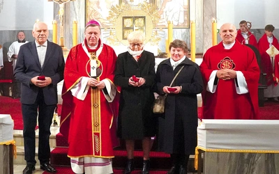 Metropolita z zasłużonymi  dla parafii laureatami Medali  św. Jadwigi.