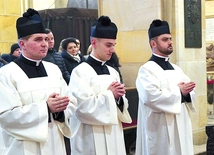 Kandydaci pochodzą  z parafii pw. NMP Królowej Polski w Brzegu Dolnym,  pw. św. Jadwigi Śl. we Wrocławiu- -Leśnicy i pw. św. Wawrzyńca  we Wrocławiu-Żernikach.