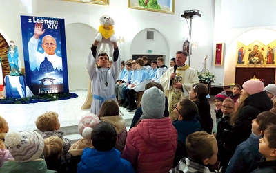 Towarzyszem dzieci w roratnej wędrówce jest lew o imieniu Leo.