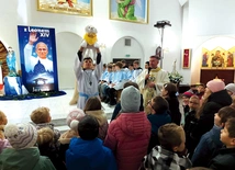 Towarzyszem dzieci w roratnej wędrówce jest lew o imieniu Leo.