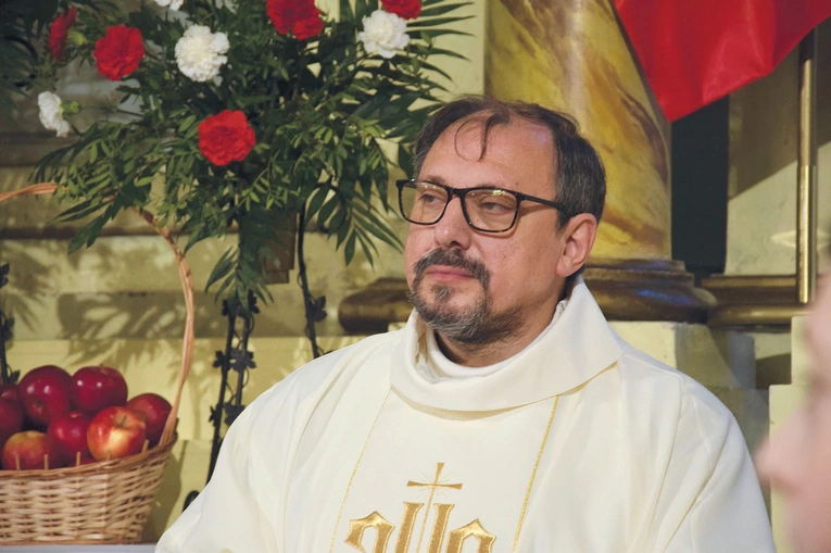 Proboszczem parafii jest ks. Arkadiusz Bieniek. 