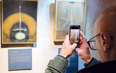 Ekspozycja skupia się na tajemnicy Wcielenia, prezentując dzieła obejmujące trzy główne tematy biblijne: zwiastowanie, nawiedzenie  św. Elżbiety oraz narodzenie Pana Jezusa. Dochód ze sprzedaży ikon zasila organizację turnusów wytchnieniowych dla dzieci i żon  poległych ukraińskich żołnierzy.