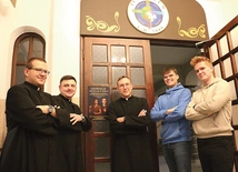 Alumni i ks. Daniel Reguła zapraszają do Wyższego Seminarium Duchownego.