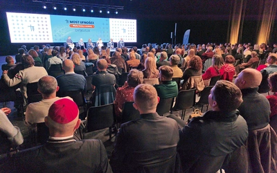 Bp Suchodolski, przewodniczący Rady KEP  ds. Apostolstwa Świeckich, w podsumowaniu zaznaczył,  że budowanie mostów wymaga cnót: pokory, odwagi i ufności. Stwierdził,  że to spotkanie pokazało,  iż Kościół w Polsce jest bogaty w inicjatywy,  ale często działają one równolegle,  nie spotykając się ze sobą. Zapewnił,  że to spotkanie nie jest końcem, ale początkiem dłuższego procesu,  który ma  na celu zmianę mentalności z „my” i „wy”  na wspólne „my” Kościoła.