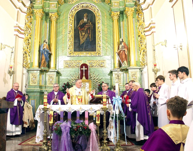 To trzecia wizyta biskupa tarnowskiego w tej parafii. Mówił, że świątynia za każdym razem pięknieje. 